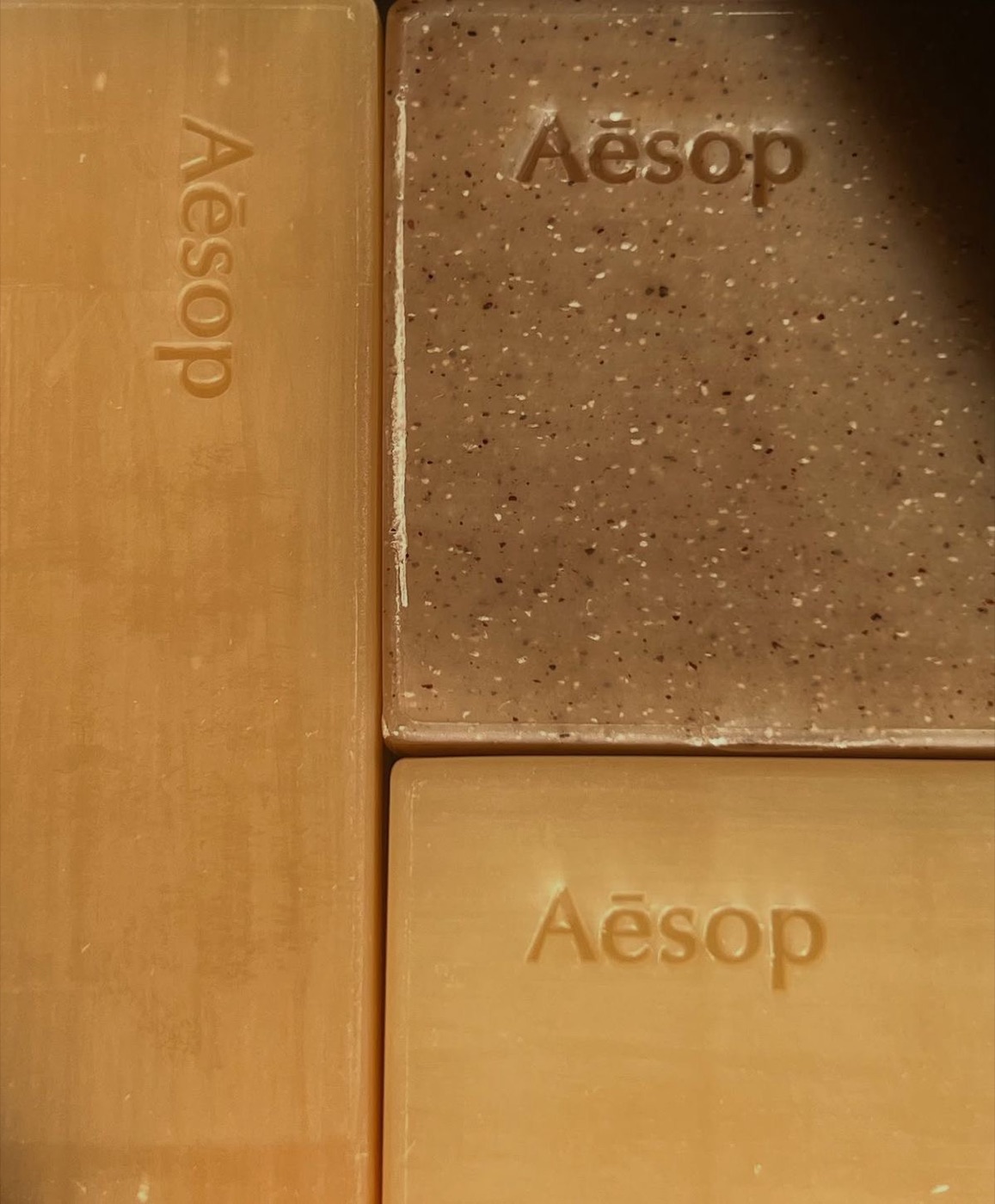 Куски мыла Aesop с выдавленным логотипом