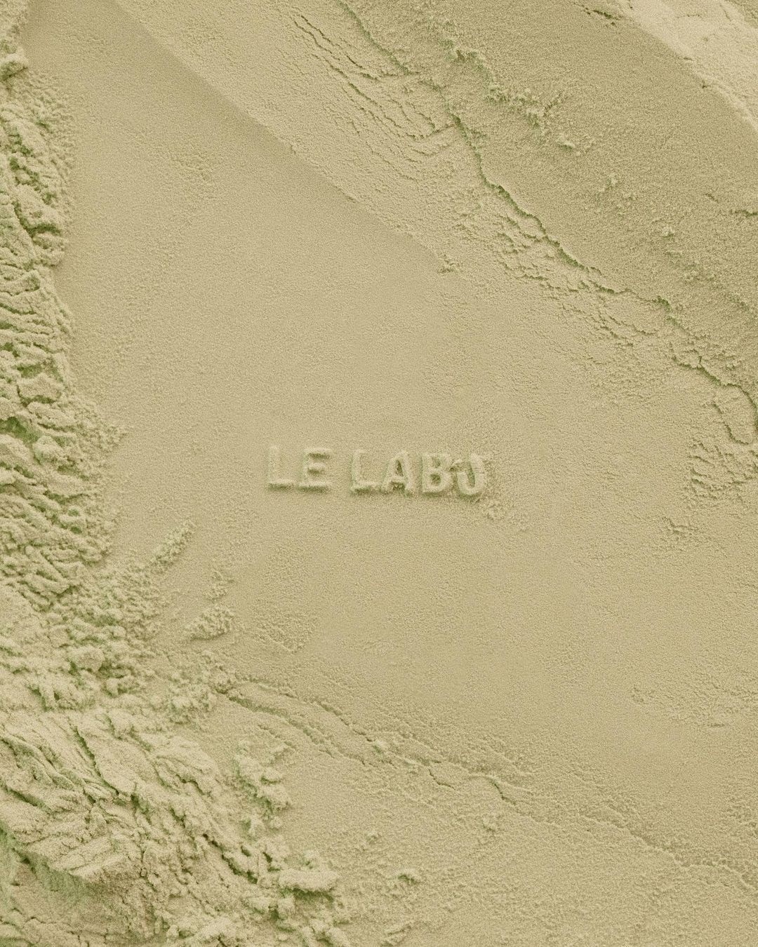 Логотип Le Labo, выдавленный в порошке матча