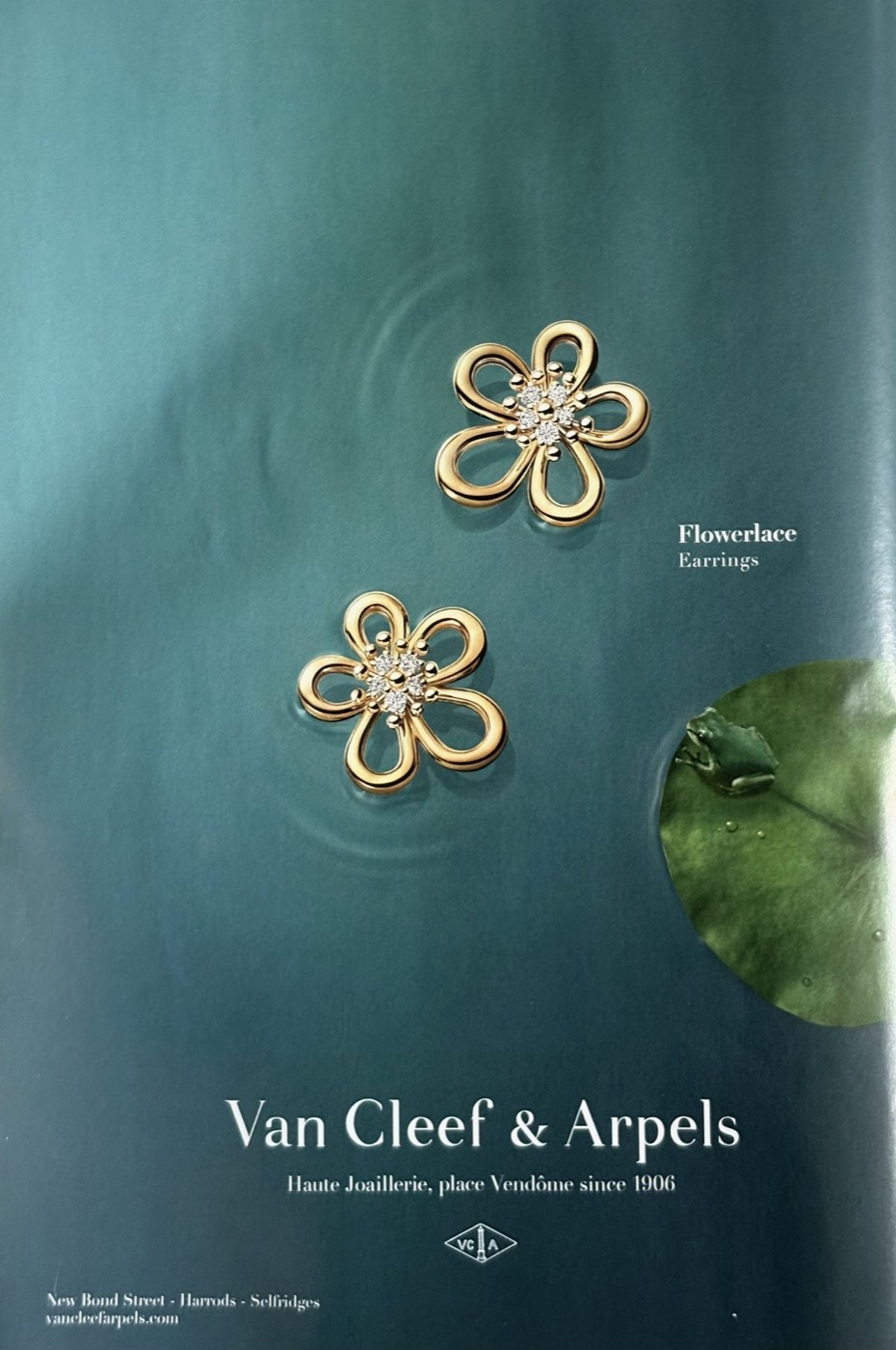 Серьги Flowerlace на поверхности воды рядом с листом кувшинки