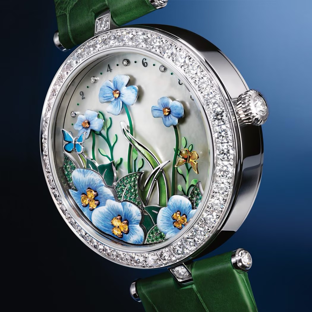 Часы Van Cleef & Arpels с эмалевыми цветами и бабочками на перламутровом циферблате